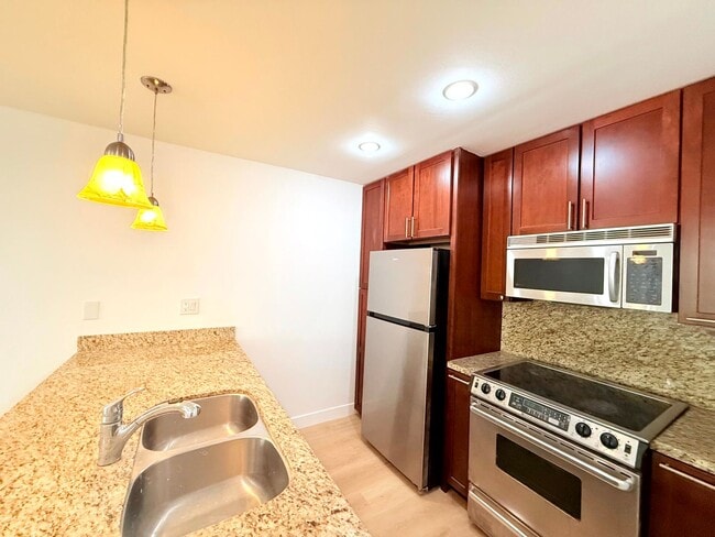 Building Photo - ***MOVE-IN SPECIAL 2 WEEKS FREE RENT***Beautiful Renovated Spacious Courtyard One Bedroom with pa...