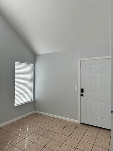 Building Photo - 12161 Armenia Gables Cir