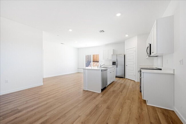 Building Photo - 3685 Vestland Ct