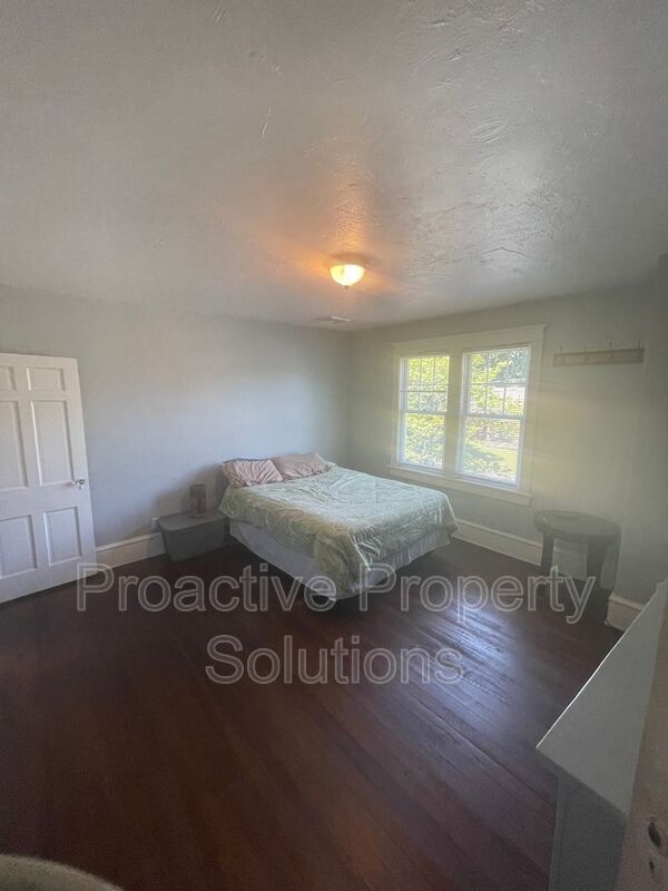 Building Photo - 528 Lindbergh Avenue