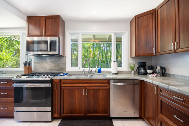 Building Photo - 456 Portlock Rd