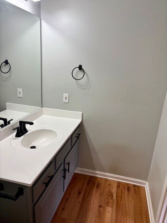 Building Photo - 3 bedroom 2 bath house for rent in Jeffersonville