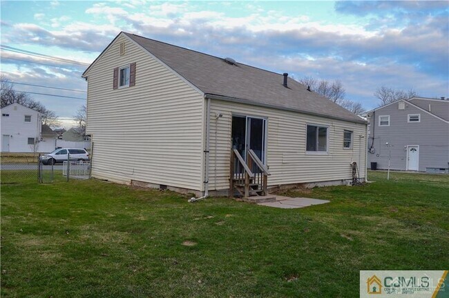 Building Photo - 33 Tennyson St