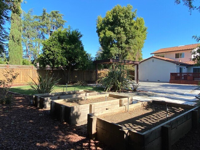 Building Photo - 363 El Portal Way