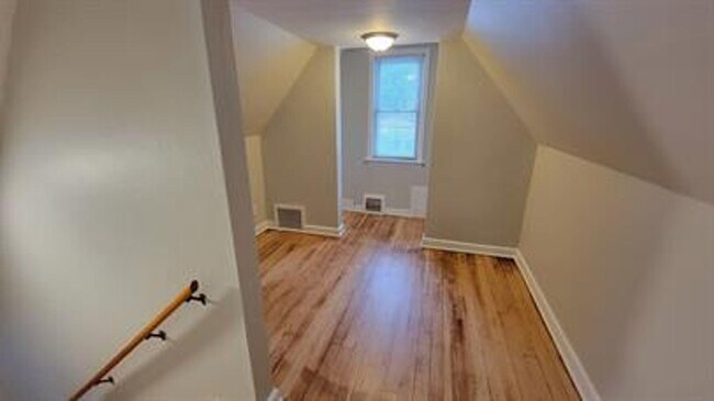 Building Photo - **Charming 1-Bedroom Plus Den Home with Modern Comforts**