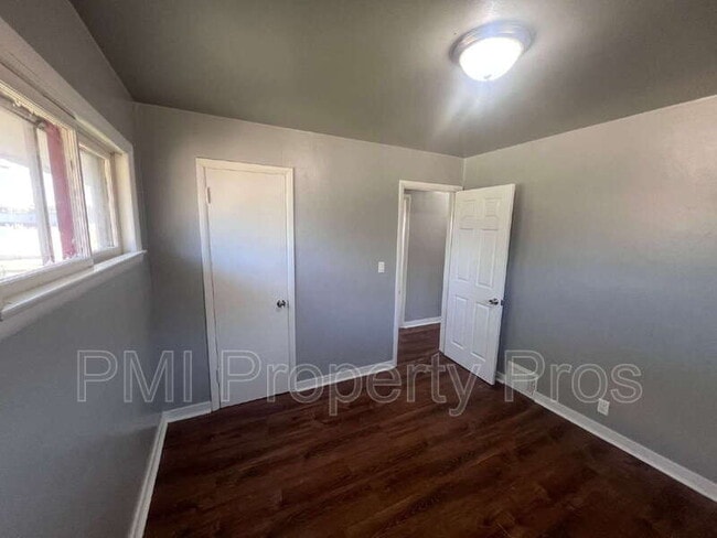 Building Photo - 5650 N 61st St