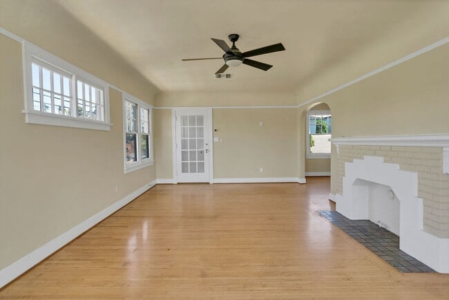 Building Photo - Great upstairs bungalow in Hillcrest with one car garage!