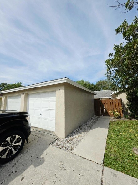 Building Photo - 1157 Hyacinth Pl