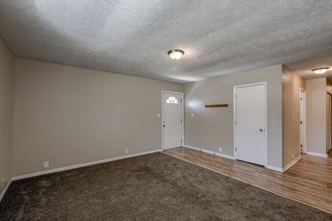 Building Photo - **$500 Move In Credit - SHORT TERM LEASE O...
