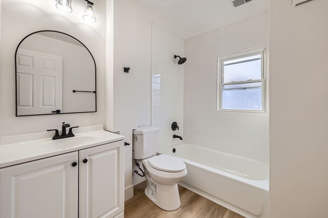 Building Photo - 2 bed/1 bath updated duplex