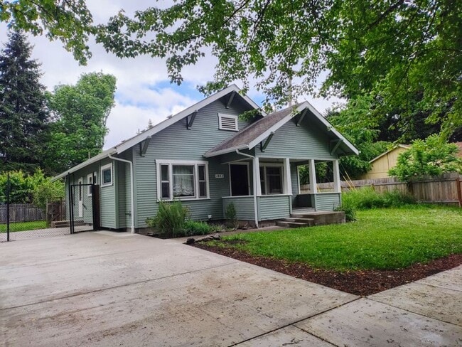 Building Photo - Adorable 3 Bedroom 1 Bath Cape Cod Home