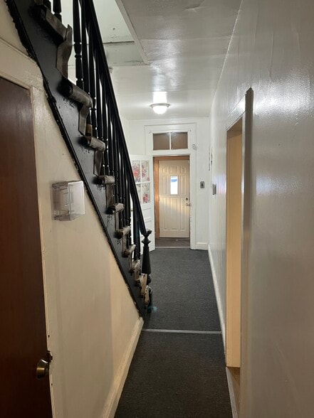 Building Photo - 44 N Bond St