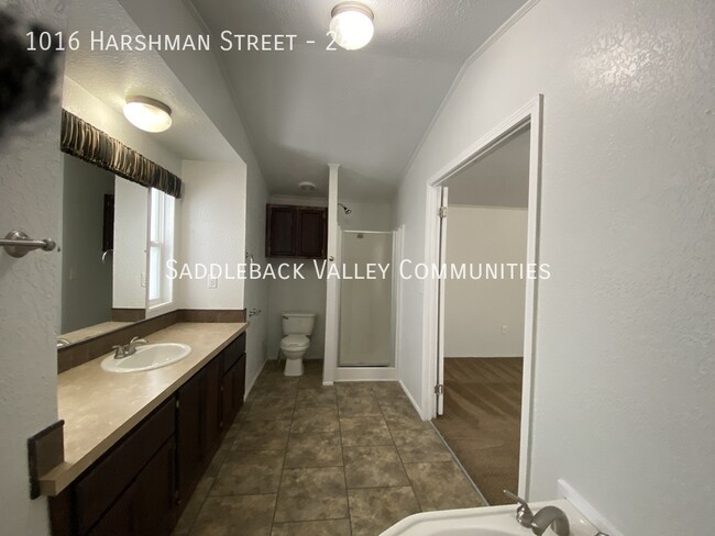 Building Photo - Spacious 3 bedroom / 2 full bathroom