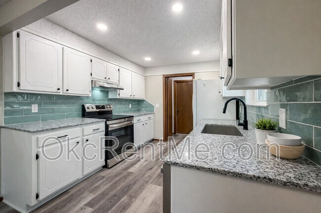 Building Photo - 1104 Spruce Dr