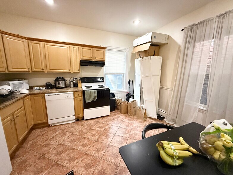 Building Photo - 99 Calumet St