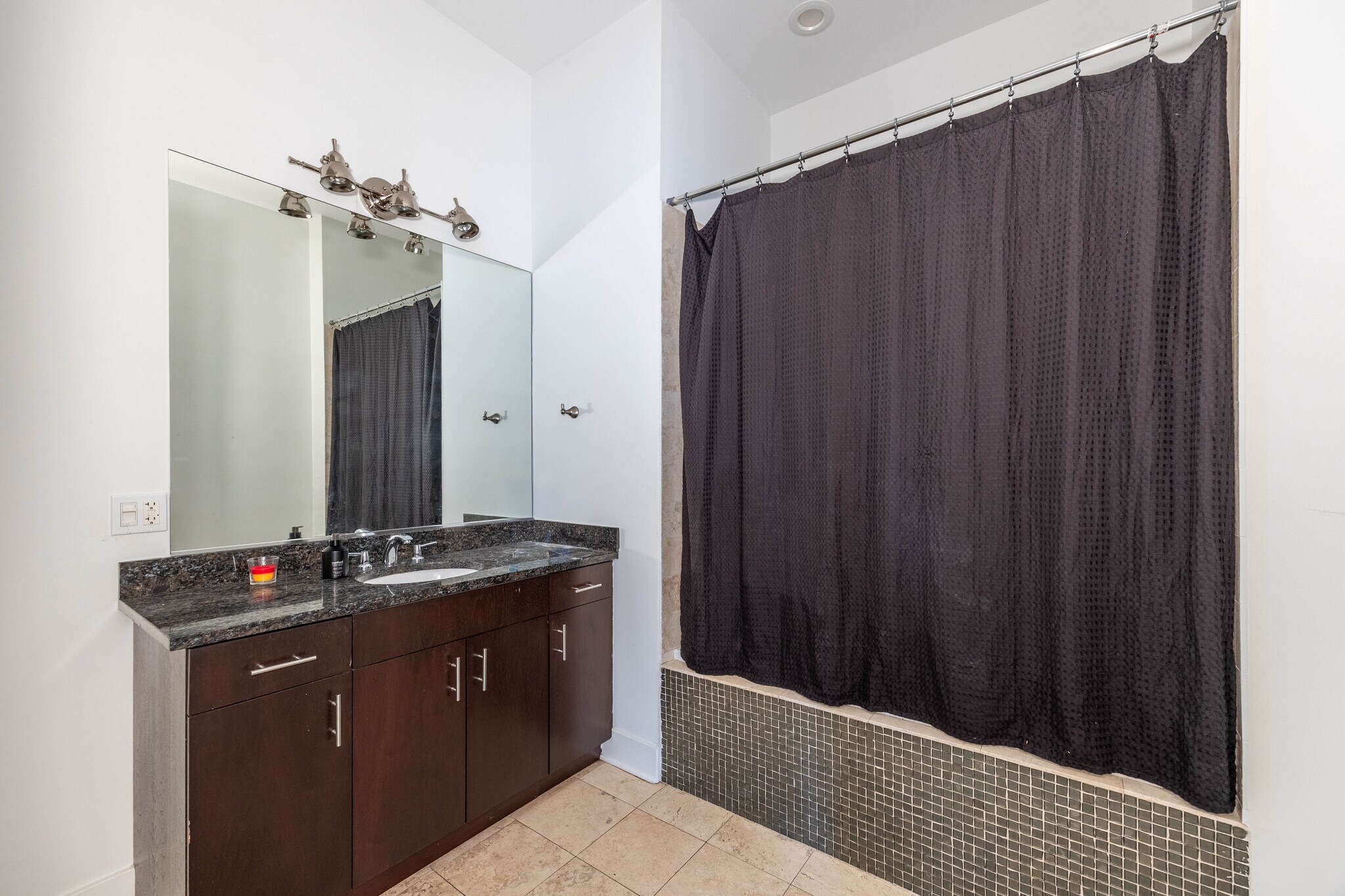 Building Photo - 1008 W Lake St