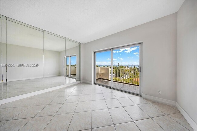 Building Photo - 1455 N Treasure Dr