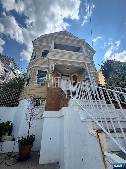 Building Photo - 72 W 17th St