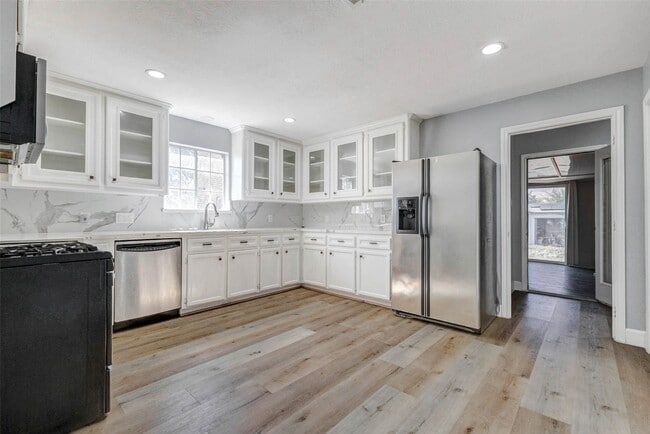 Building Photo - 611 Kenney St