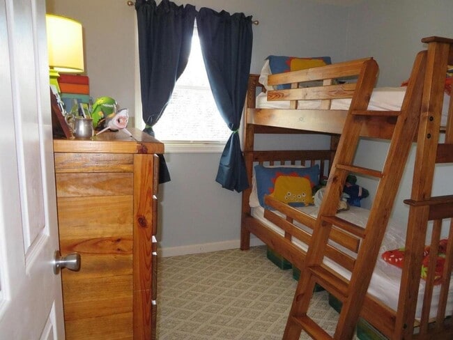 Building Photo - Beautiful 3 BR/2.5 BA Townhome in Millersv...
