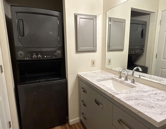 Building Photo - Feel at Home in This Cozy Fort Collins Condo