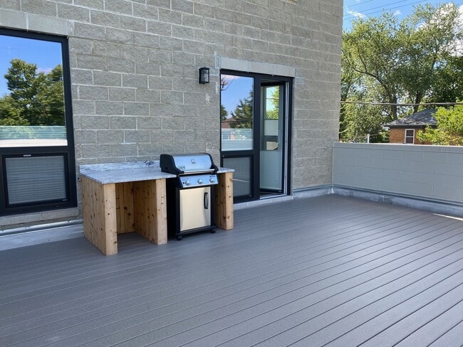 Building Photo - 6555 W North Ave