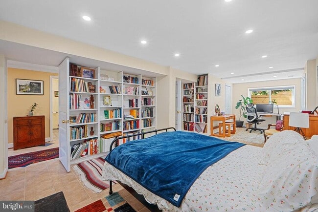 Building Photo - 5929 Avon Dr