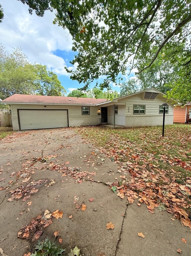 Building Photo - Ultra Open Floor Plan - Lots of New - Walk...