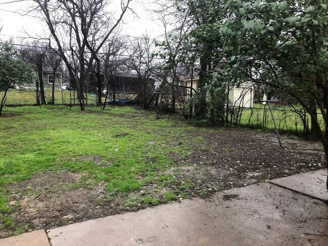 Building Photo - Three Bedroom, One bathroom Home in Arling...