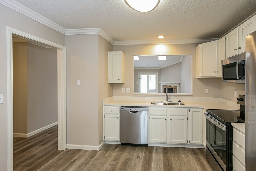 Building Photo - 1108 W Southport Rd