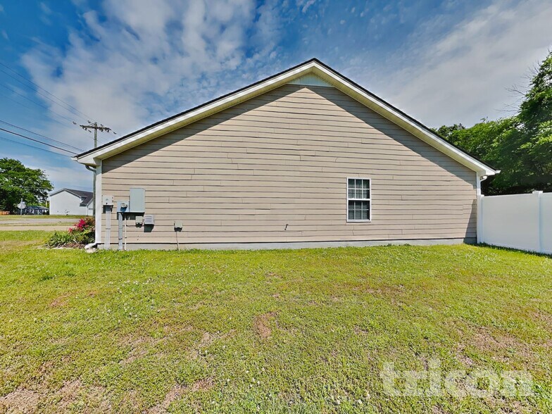 Building Photo - 605 Silverhill Dr