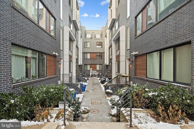 Building Photo - 1649 E Eyre St