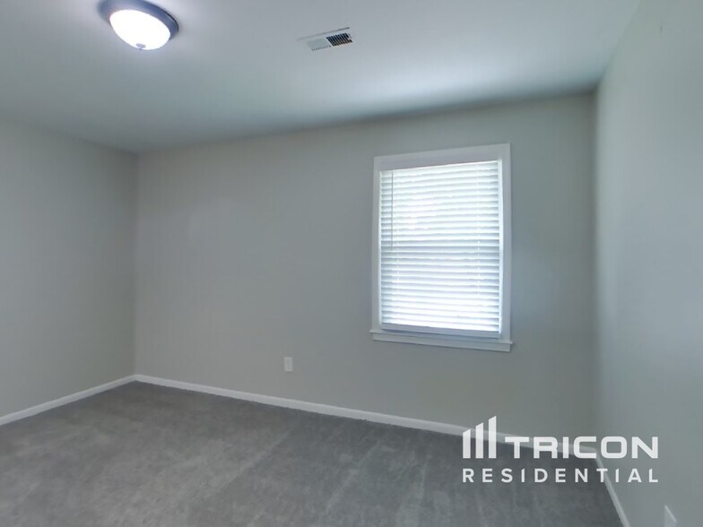 Building Photo - 15924 W 149th Terrace