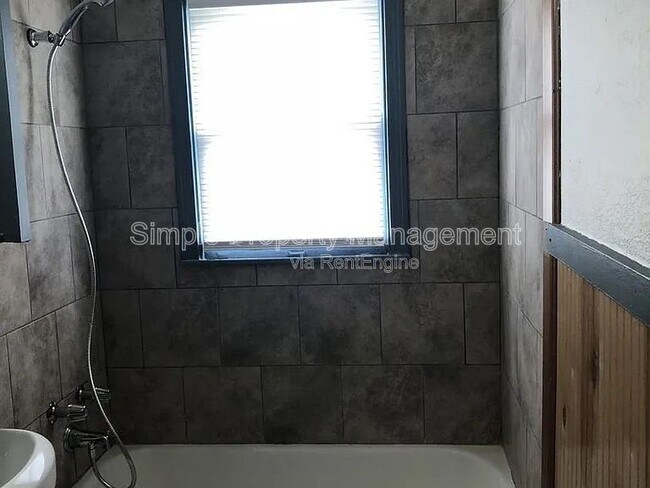 Building Photo - 509 W Tonhawa St