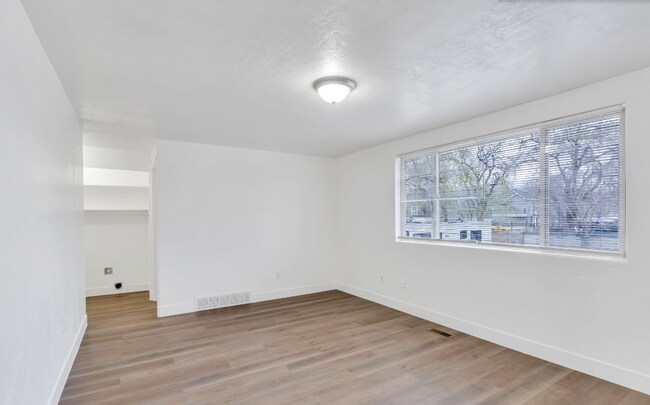 Building Photo - Ground Level 3 Bed 1 bath apartment!