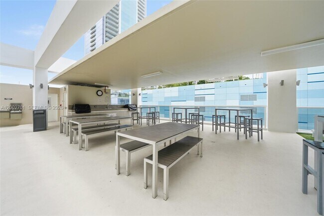 Building Photo - 600 NE 27th St