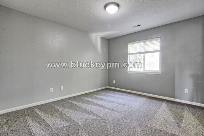 Building Photo - 3 Bed, 2.5 Bath Townhome Near Orchards Fre...