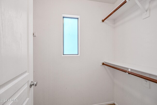 Building Photo - 1909 E Oxford Ln