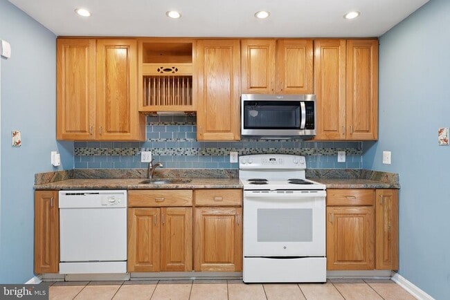 Building Photo - 8609 Woodview Dr