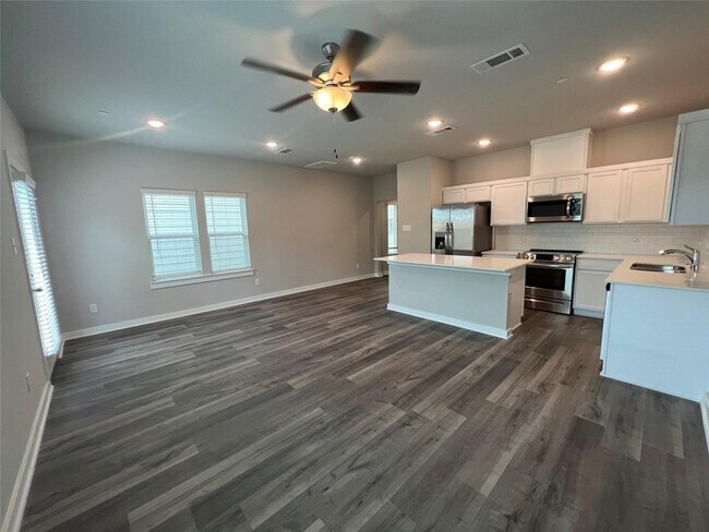 Building Photo - 313 N Centro Cir