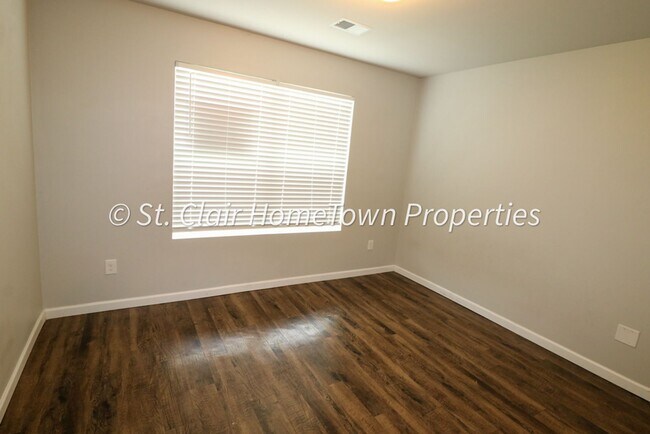 Building Photo - Spacious 4 Bedroom Home in Fox Hollow