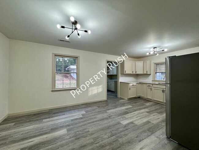 Building Photo - 1820 Tunnel Blvd