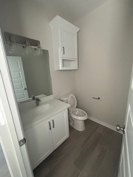 Building Photo - 1117 E Esperanza Ave