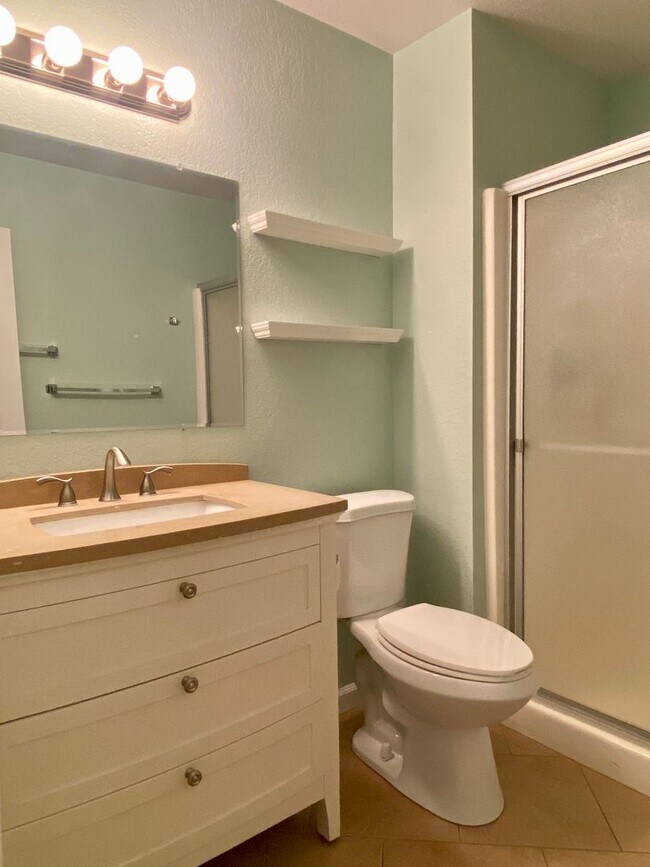 Building Photo - AVAILABLE NOW!!