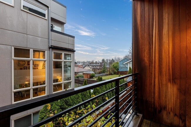 Building Photo - Modern 2 bed/3.5 bath Seattle townhome