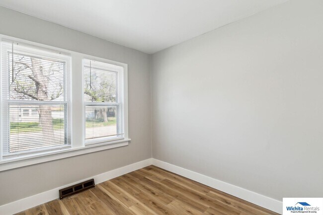 Building Photo - 802 S Everett St