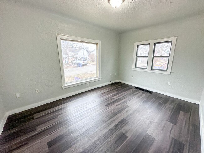 Building Photo - 921 Fourth NW