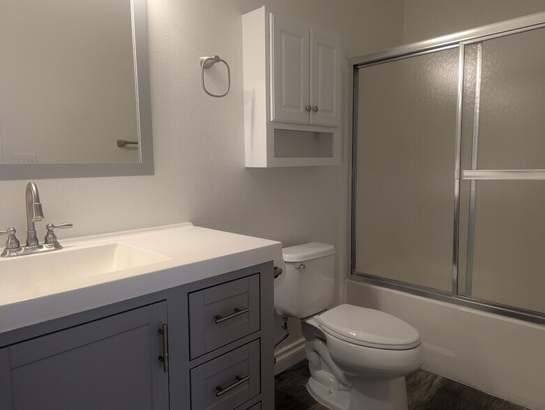 Bathroom - 1015 Canal St