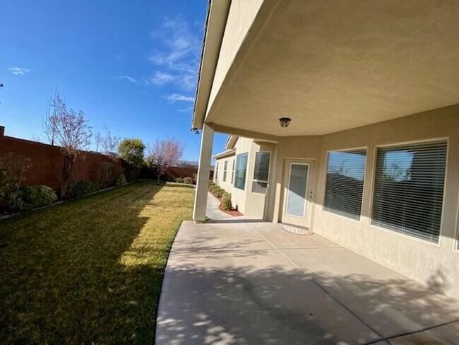 Building Photo - SPACIOUS HOME FOR RENT!