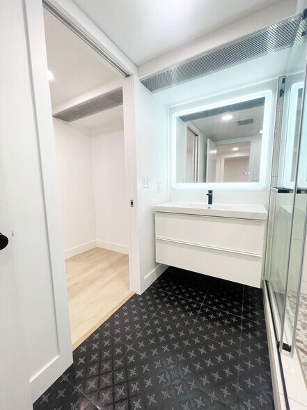Master Suite 1 Full Bath - 491 S Otis St